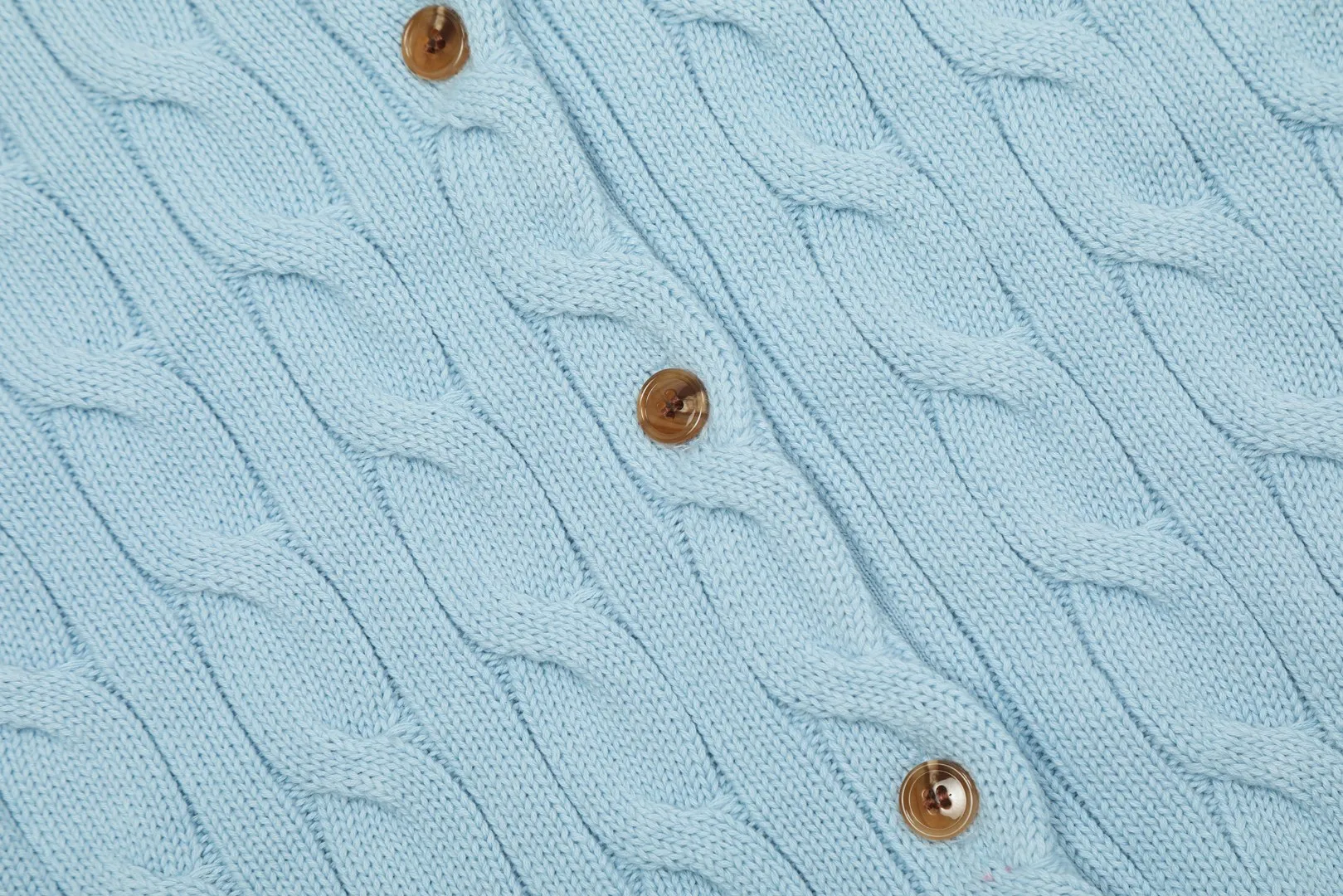🅿️230 "Top quality" Style number: DS006# [Ralph Lauren round neck solid color pony embroidered logo twist knitted cardigan] ✅Ralph Lauren classic basic versatile knitted cardigan jacket for all seasons ✅Main supplier platform live broadcast Wholesale entity Replacement if out of stock No removal from shelves ✅ZP quality 1:1 version Scan code to enter the GF website Counter quality ✅Detailed quality The only one in Guangzhou Imported quality cotton yarn Focusing on high-end, cost-effective, and good quality. Needless to say, the version is restored to the original version. The maximum size can be worn up to 160 pounds. Loose, comfortable and stress-free. ✅The upper body is simple and easy to match. A must-have for goddess ootd. Good-looking clothes are never picky. A must-have in the goddess’ wardrobe. Size: S-XL. Color: Black, navy, off-white, gray, light blue, light pink, colorful blue, khaki, bright yellow, purple, Chinese red, turquoise green.